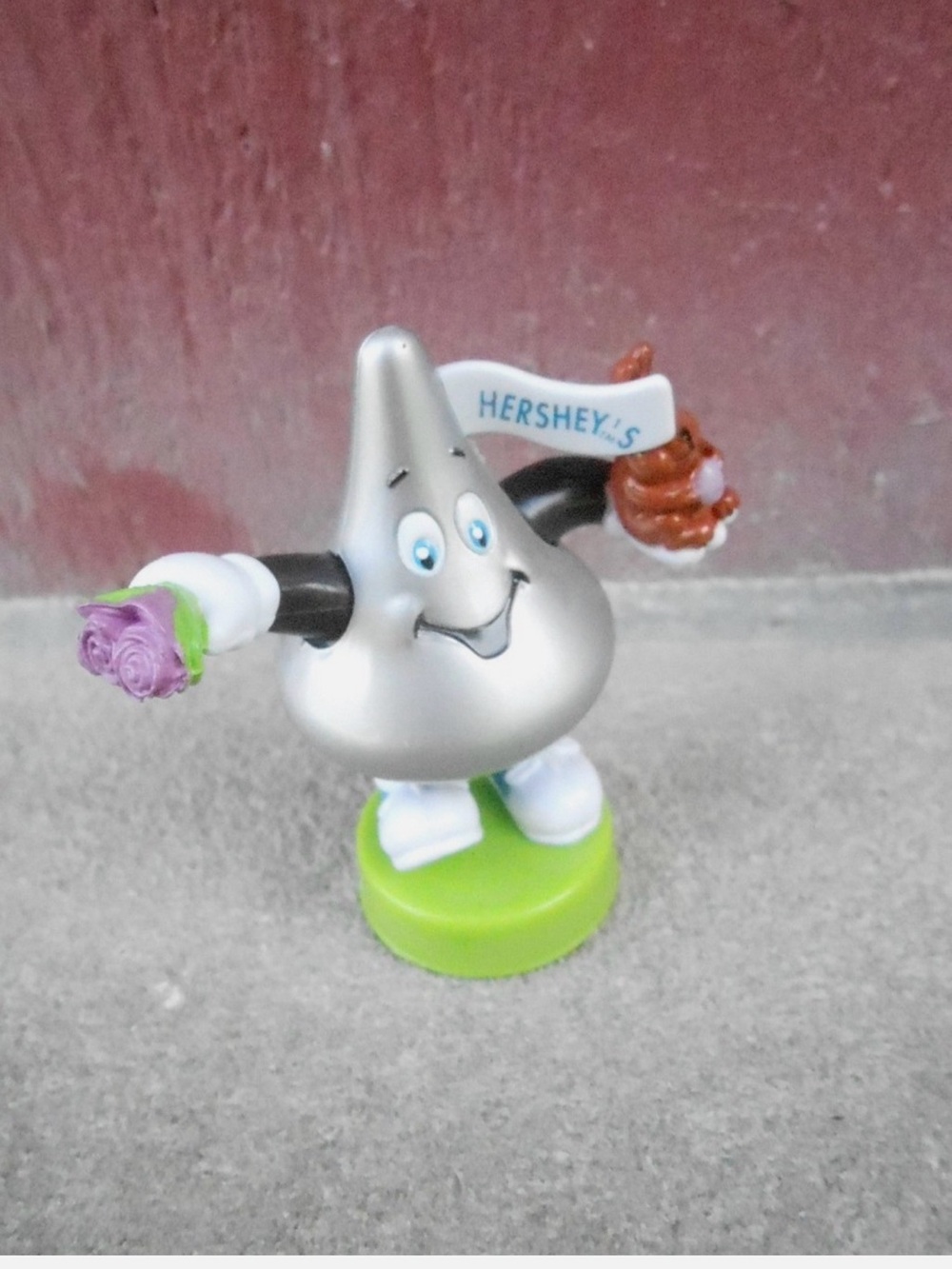 VINTAGE advertising NOS PVC FIGURE #079 - HERSHEYS KISS w/EASTER BUNNY & FLOWERS